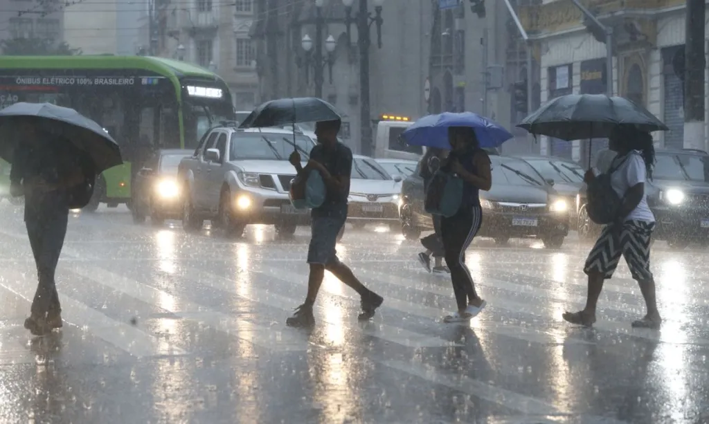 Chuvas em São Paulo deixam feridos e suspendem operação de montadora