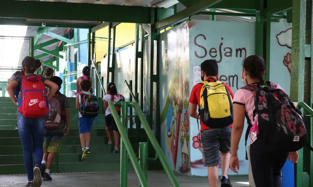 Menos da metade das escolas públicas está ligada à rede de esgoto