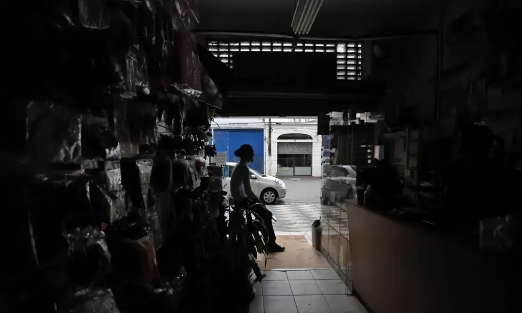 Vendavais, quedas de árvores e desabamentos deixam 8 feridos em SP