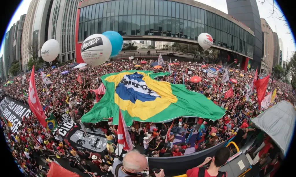 São Paulo tem 42 mil pessoas em ato contra PEC da Blindagem e anistia