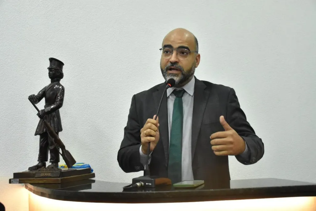 Responsável por imóvel abandonado não deve ter redução de multa e honorário ao quitar débito com Município, adverte vereador