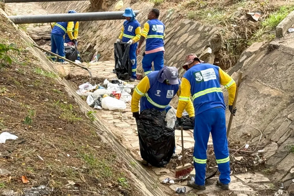 Prefeitura intensifica limpeza de vias e canais pluviais para prevenir problemas no período chuvoso