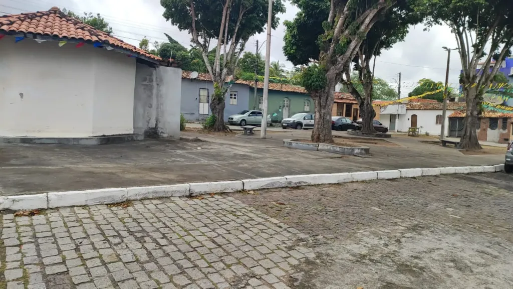 Praça do DNER necessita de reforma e ruas da Brasília carecem de recapeamento