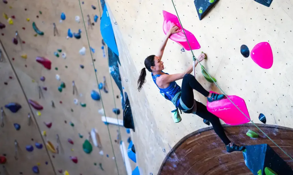 Marina Dias conquista bicampeonato no Mundial de escalada paralímpica