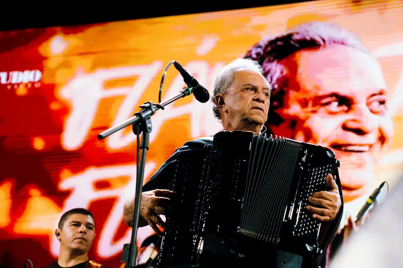 Forró tradicional de Flavio José anima o público na abertura do São João no Pelourinho