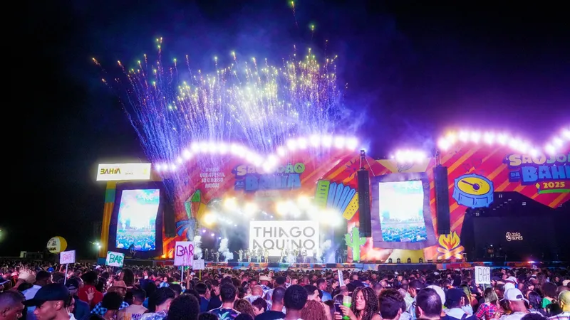Thiago Aquino transforma forró em arrocha no segundo dia de São João do Parque de Exposições