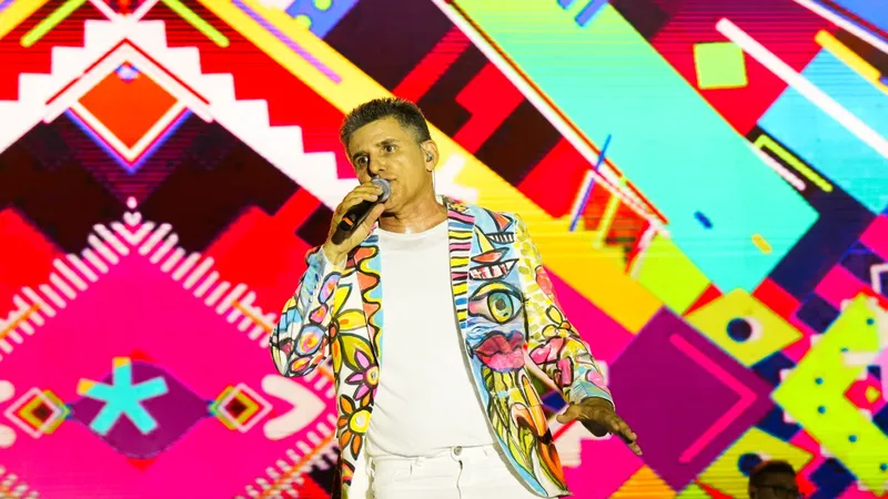 Cantor Del Feliz leva música nova para embalar o público do Parque de Exposições