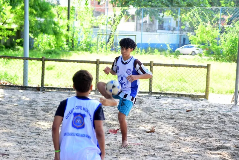 Guarda Municipal de Salvador oferece aulas gratuitas de futevôlei para crianças e adolescentes
