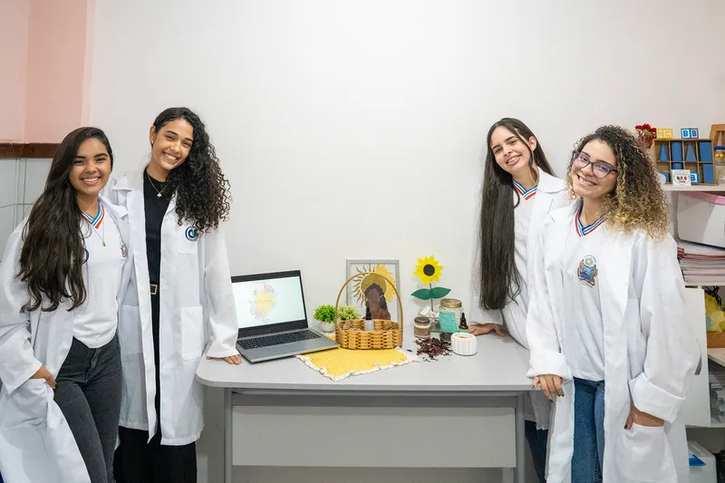 Estudantes baianas utilizam buriti e hibisco para criar bronzeador sustentável