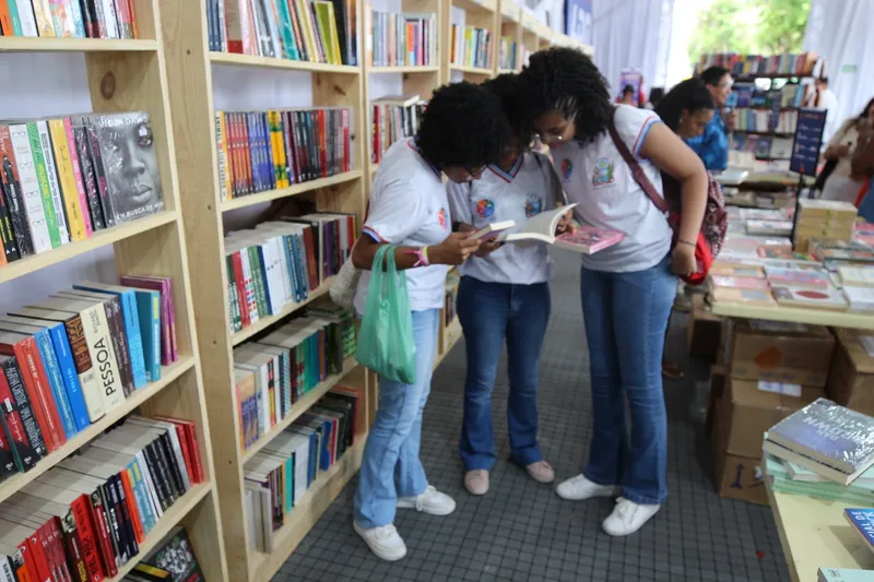 Estudantes da rede estadual recebem vales-livros e apresentam projetos na 18ª FLIFS, em Feira de Santana