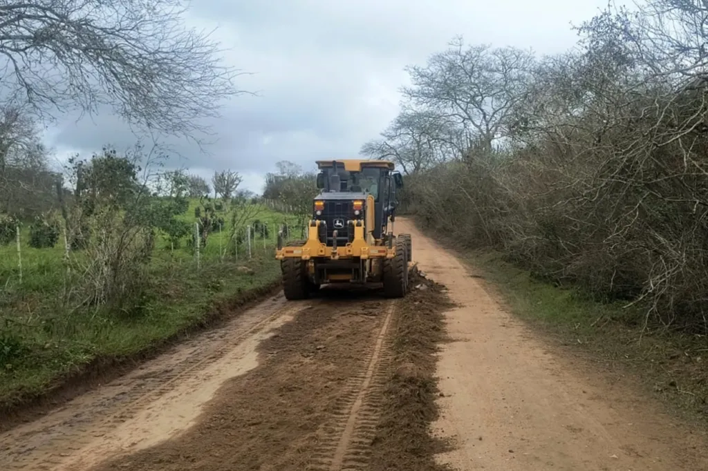 Prefeitura intensifica manutenção de estradas de acesso aos oito distritos feirenses