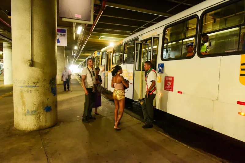 Semob transfere temporariamente 10 linhas de ônibus do subsolo para o térreo da Estação da Lapa