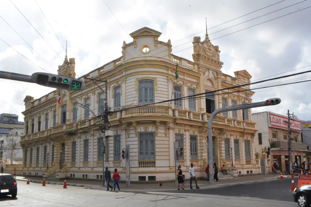 Feira de Santana avança na formação de especialistas em saúde com nova lei de residência médica e multiprofissional