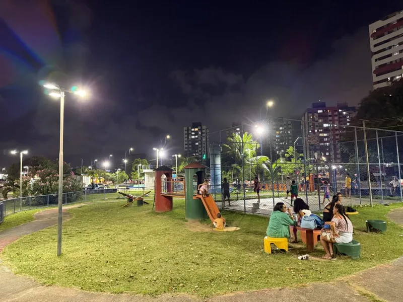 Prefeitura conclui manutenção e reposição da iluminação na Praça Central do Imbuí