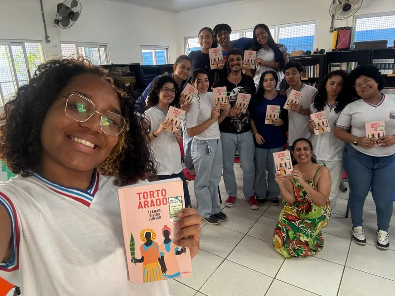 Estudantes do Colégio Estadual José Pallés Sobrinho exploram o mundo literário com novo clube do livro