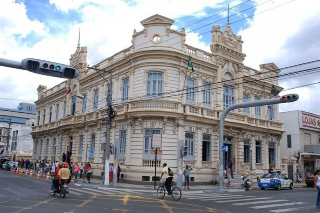 Novo micro-ônibus com acessibilidade reforçará o TFD em Feira de Santana