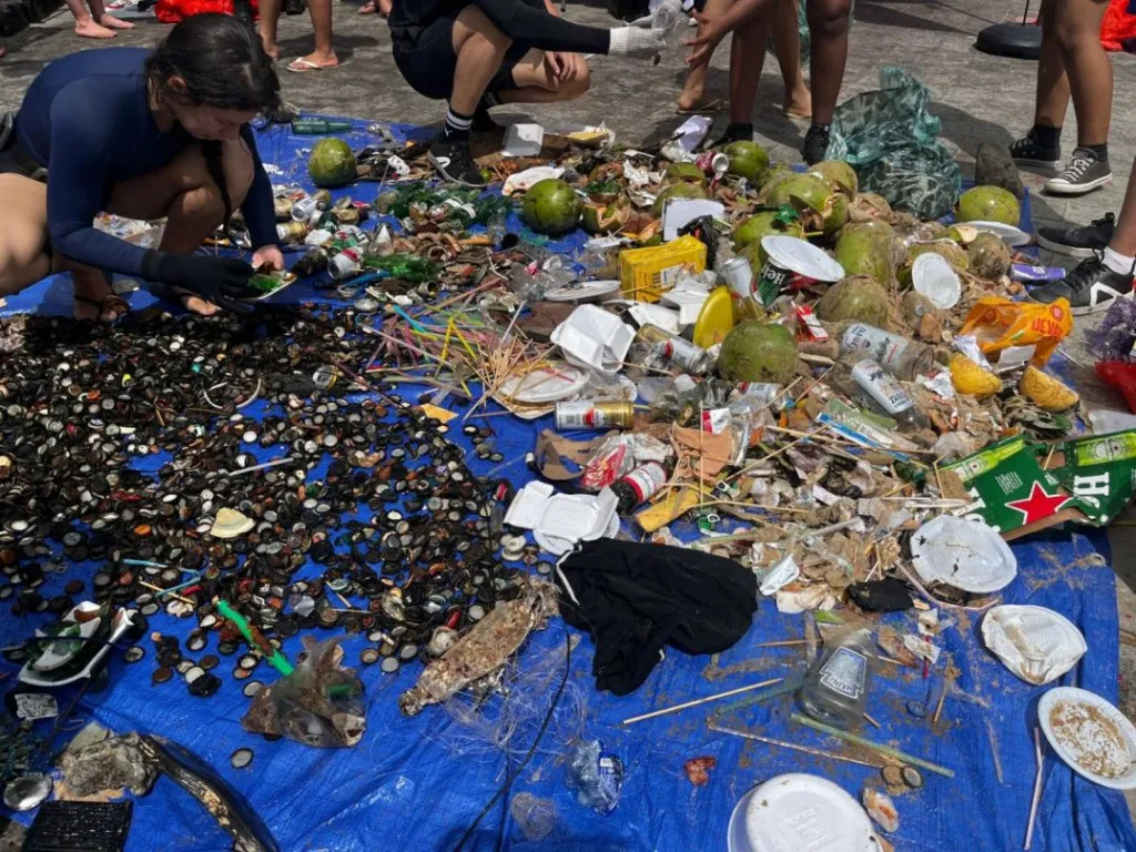 180 quilos de lixo foram retirados do fundo do mar no Porto da Barra
