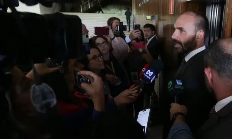 Por unanimidade, STF torna Eduardo Bolsonaro réu por atuação nos EUA