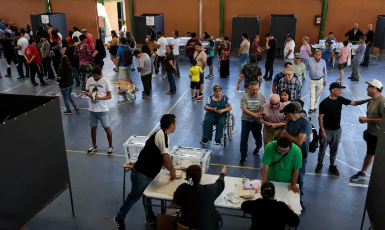 Chilenos vão às urnas para eleger um novo presidente