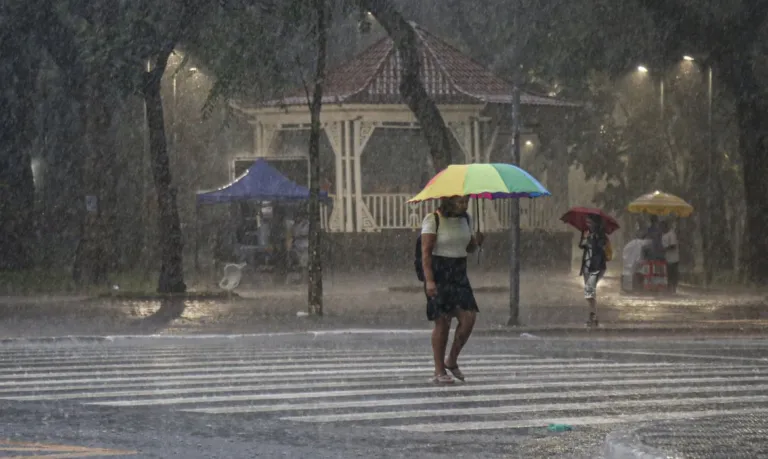 Inmet alerta para tempestades em três estados até amanhã; veja onde