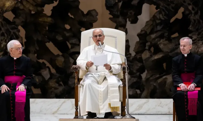 Papa volta a defender solução de dois Estados ao receber Abbas