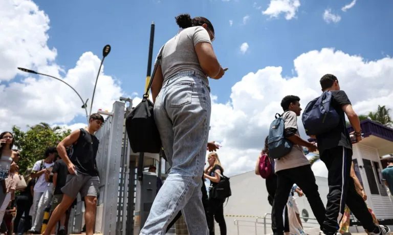 No DF, candidatos do Enem chegam cedo sob sol forte e ansiedade
