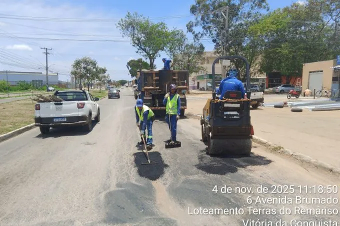 Operação Tapa-Buraco é realizada em diversas ruas de Vitória da Conquista