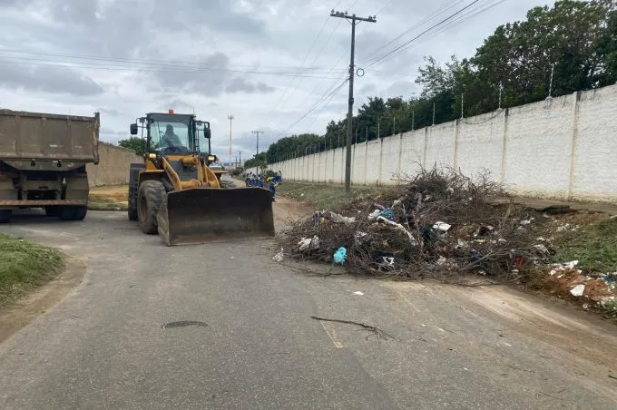 Secretaria de Serviços Públicos realiza força-tarefa para retirada de lixo e entulho em área do bairro Boa Vista