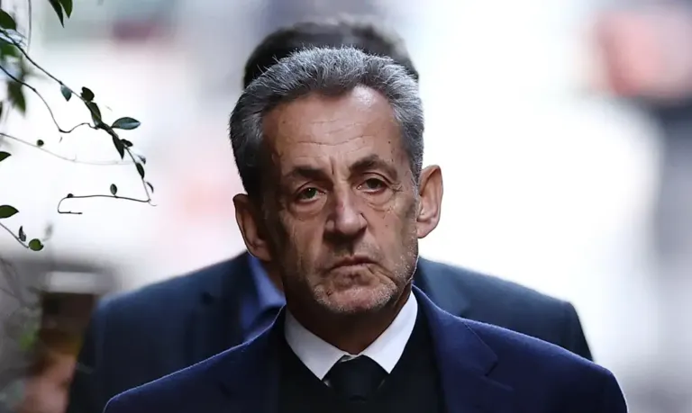Tribunal francês libera Sarkozy da prisão enquanto aguarda recurso