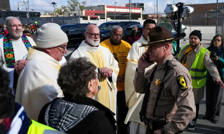 Crítica do papa a Trump encoraja católicos dos EUA a ajudar imigrantes