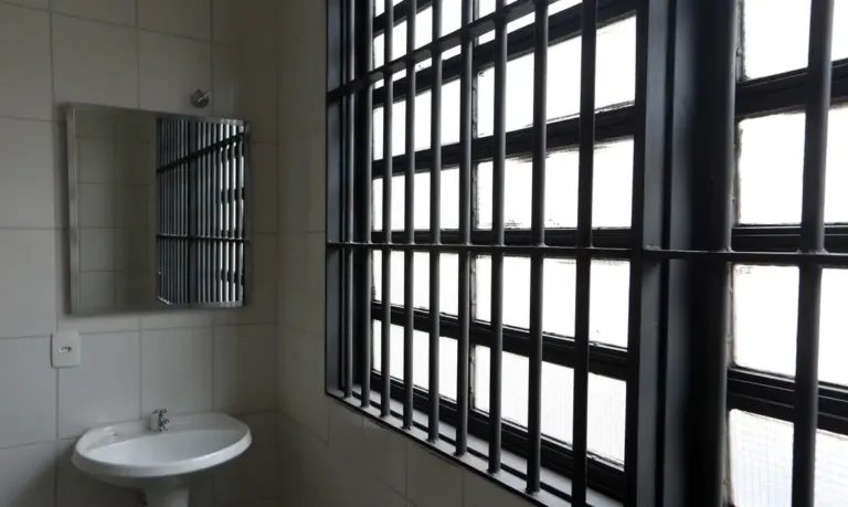 Crise climática expõe presos a ambientes insalubres, alerta DPU