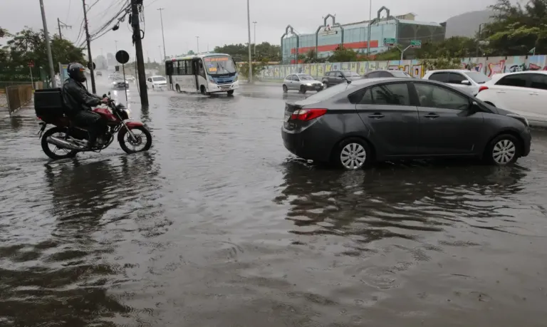 Frente fria derruba árvores e causa alagamentos no Rio de Janeiro