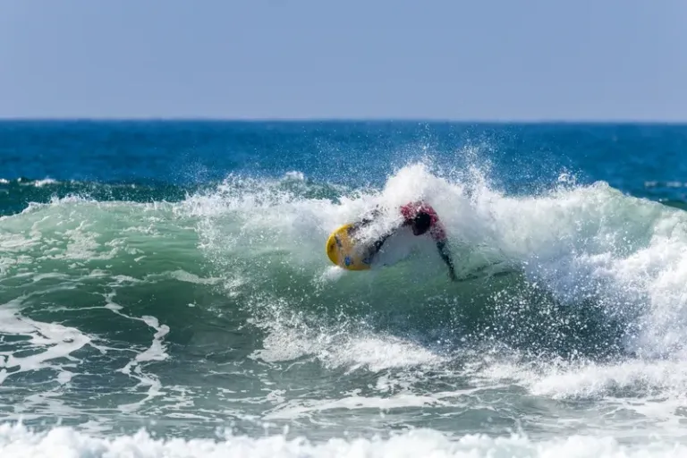 Dijackson Santos, o Gato de Botas, é vice-campeão mundial de parasurf