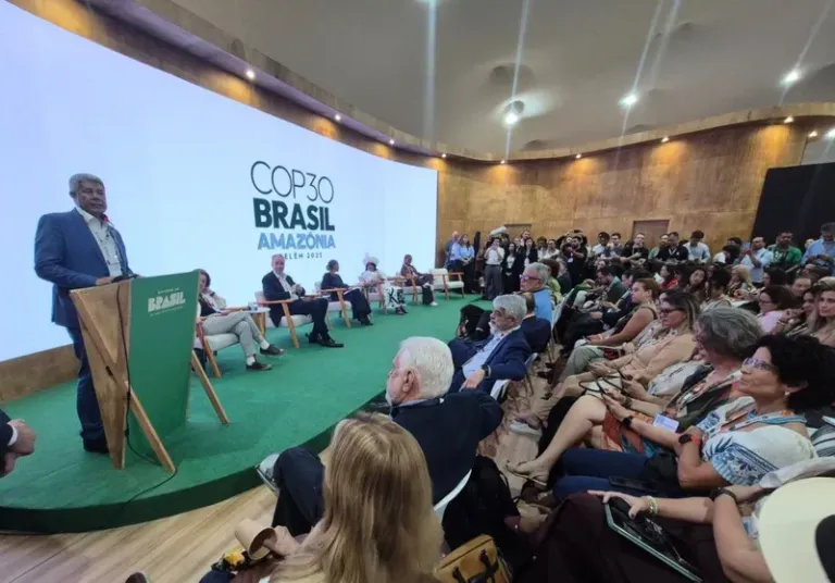 Jerônimo apresenta experiências da Bahia em transição energética e articula parcerias na COP30