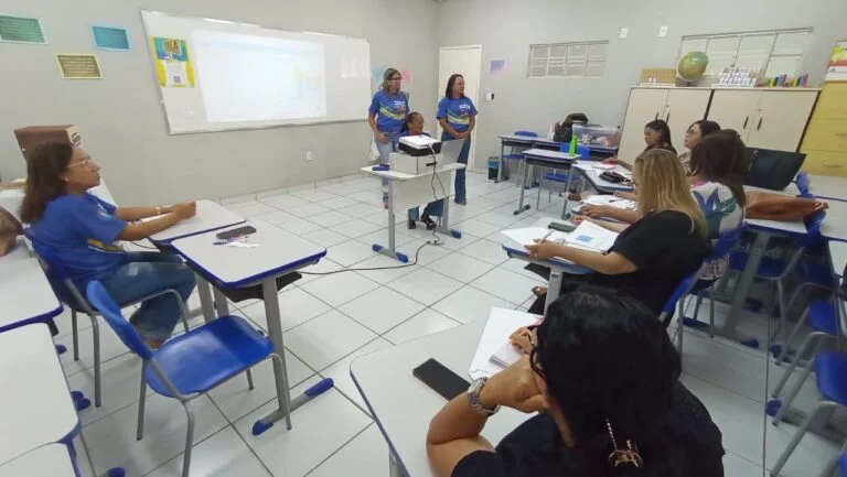 Gestores e coordenadores escolares avaliam andamento dos programas de correção de fluxo em Juazeiro