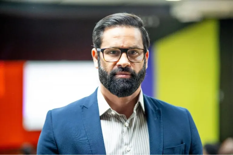 CTI guia visita de alunos de curso de tecnologia à Prefeitura