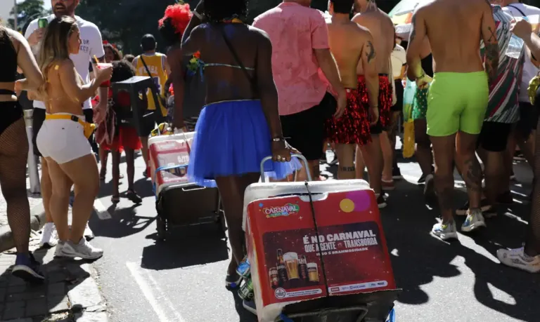 Rio inicia credenciamento de ambulantes para o carnaval de rua 2026