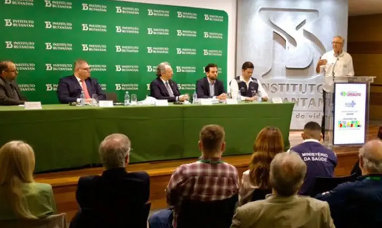 Ministro assina contrato para compra de vacina da dengue do Butantan