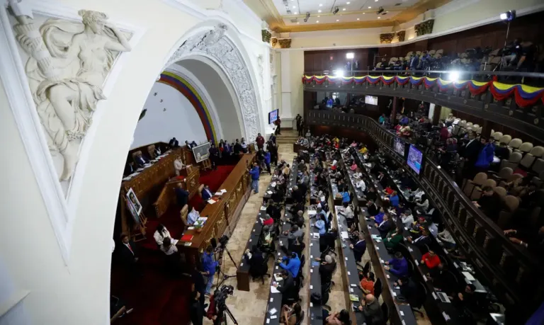 Venezuela aprova lei contra bloqueios em meio a tensão com EUA