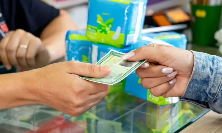 Beneficiárias recebem mensagens do SUS para buscar absorventes gratuitos