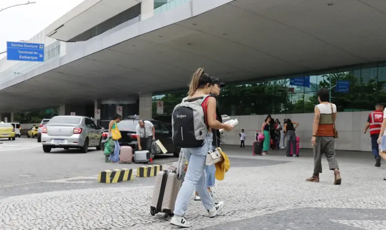 Paes anuncia reunião com ministro para discutir situação de aeroportos