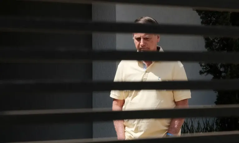 Bolsonaro inicia reabilitação pós-operatória