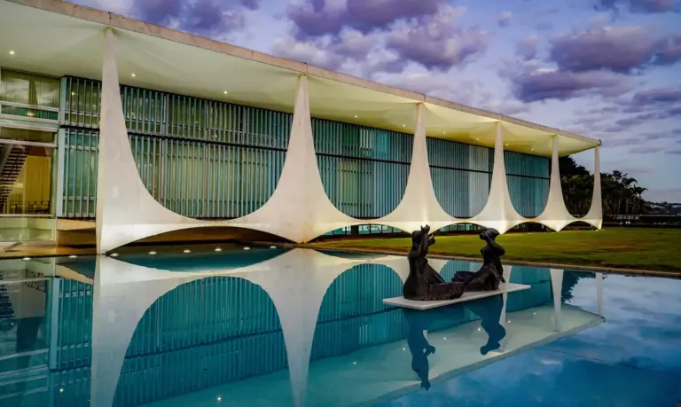 PF acha documentos no Alvorada e pede para interrogar Bolsonaro