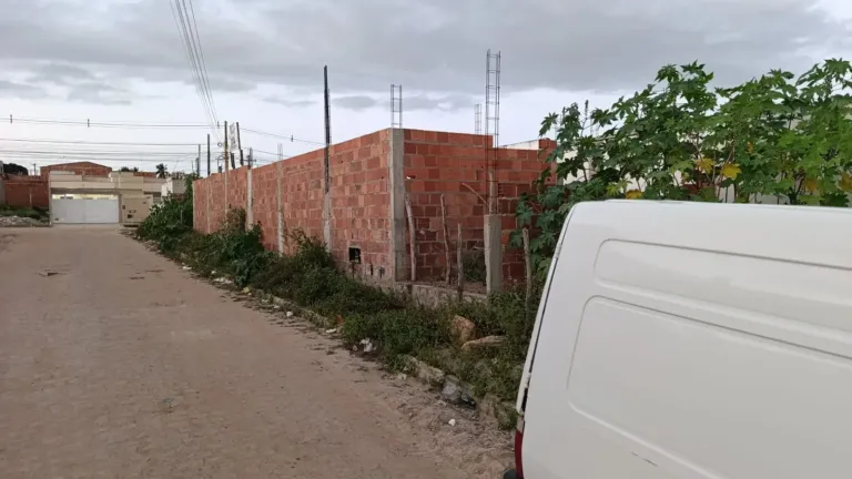 Construções irregulares estão tomando passeios no bairro Conceição