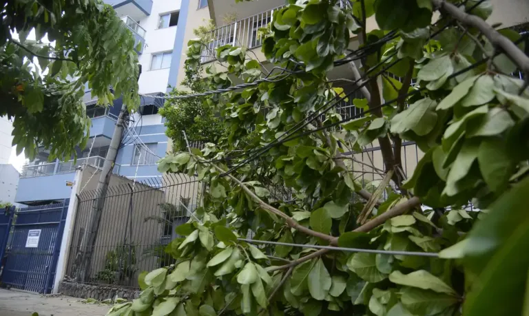 Rio registra fortes ventos devido à passagem de frente fria