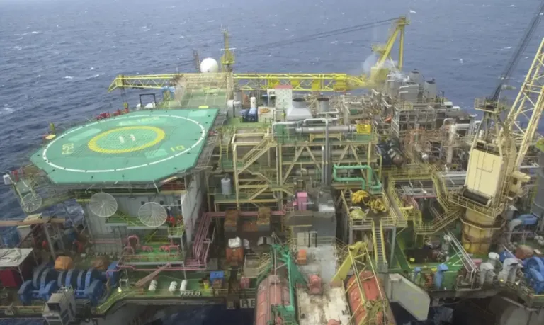 Mesmo com vazamento sanado, plataforma da Petrobras segue sem produção