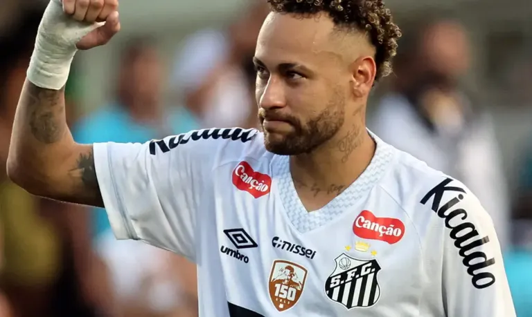 Neymar passa por uma cirurgia bem-sucedida no joelho