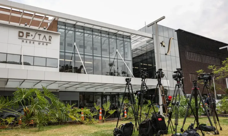 Bolsonaro apresenta crise de soluços e pressão alta após procedimento