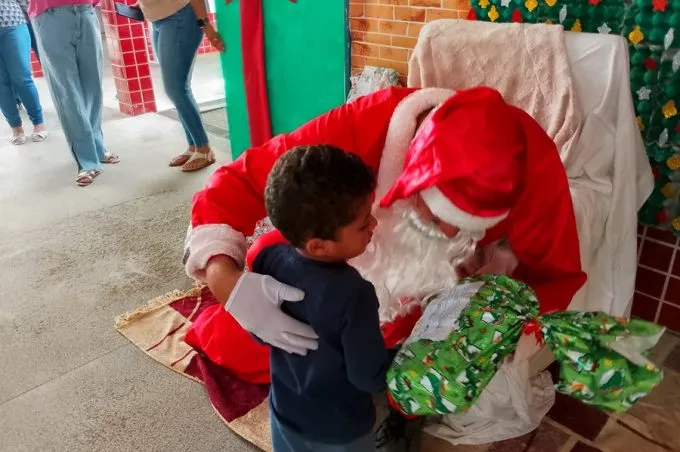 Crianças do Cmei Vila América ganham presentes do Papai Noel dos Correios