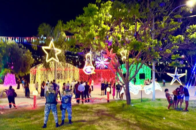 Parque Municipal Lagoa das Bateias ganha iluminação de Natal e encanta visitantes